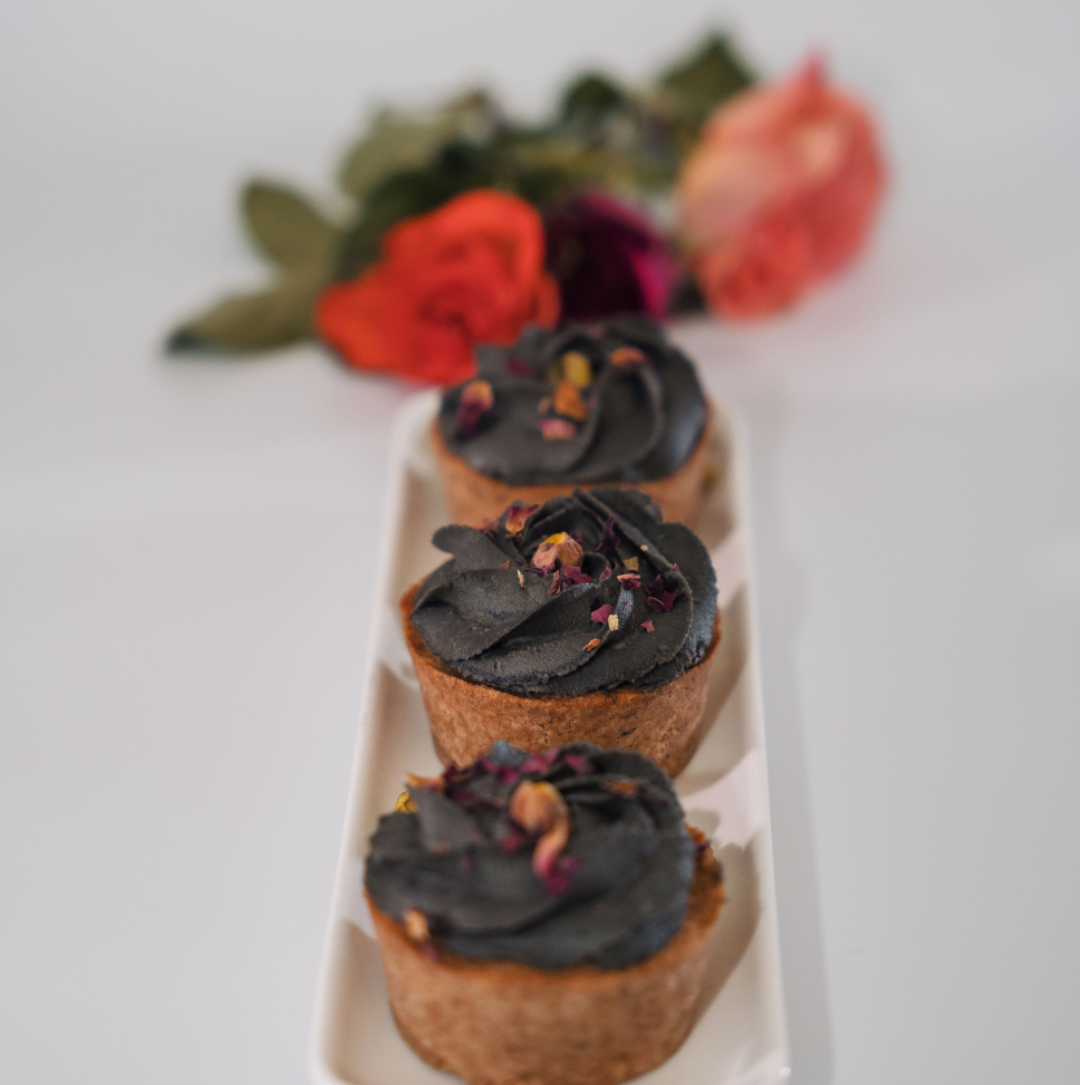 Black Rose & Pistacia Cupcake